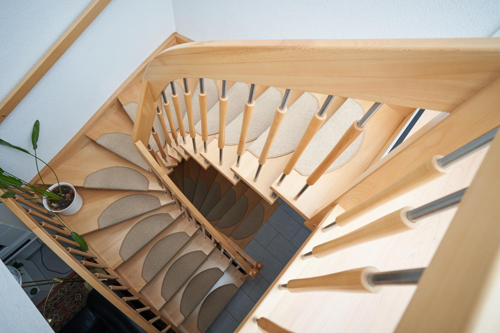  méthodes efficaces pour Rénover un escalier en bois sans poncer 